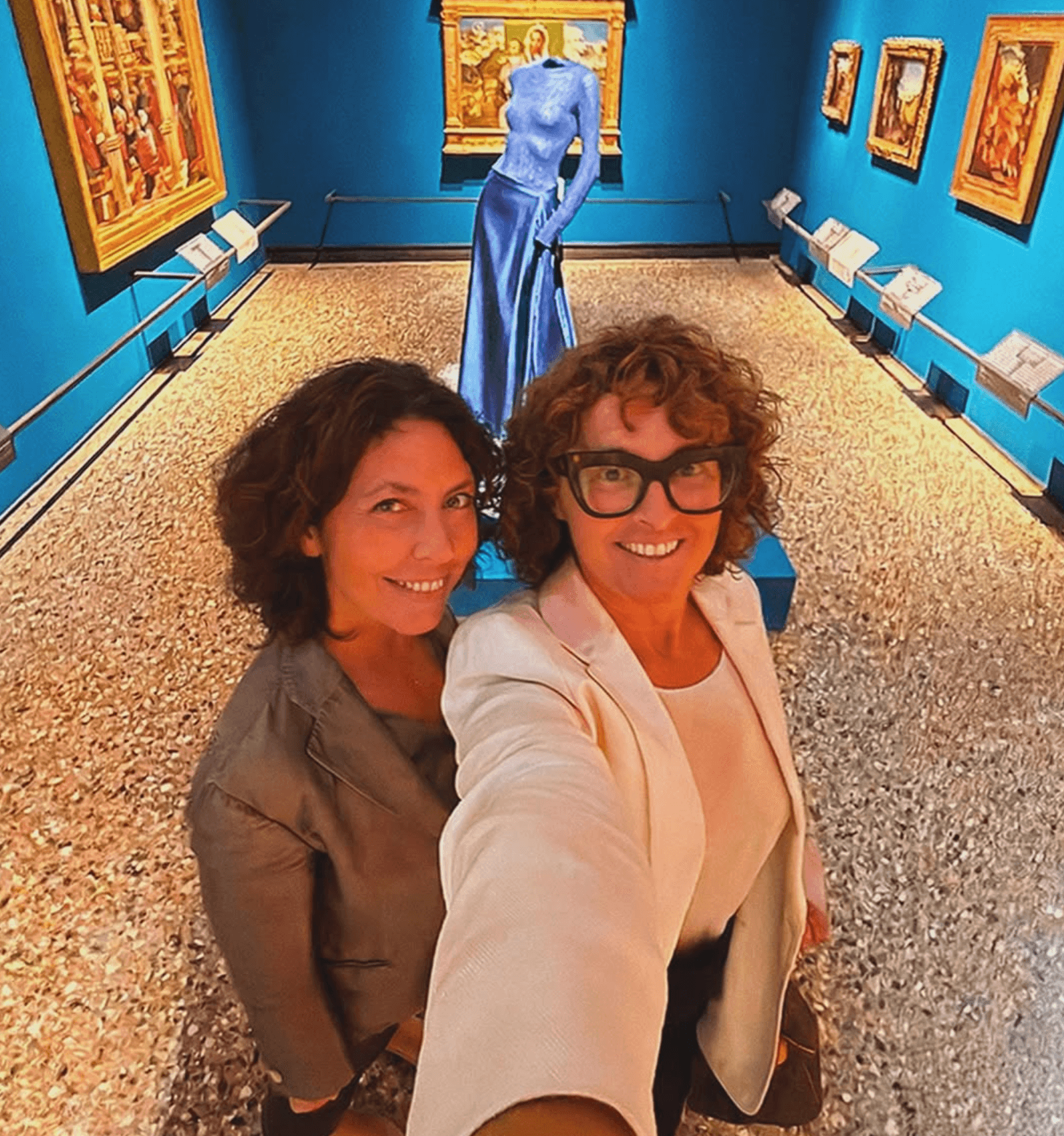 Barbara Vitale e Valentina Pagani Donadelli insieme in una sala museale
